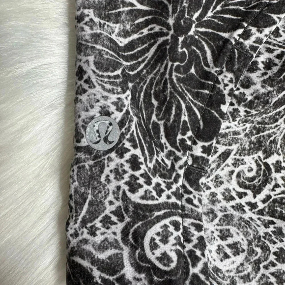 Lululemon Run Times Short II 4" Serigraph Alpine White Black Multi / Black - Picture 4 of 6